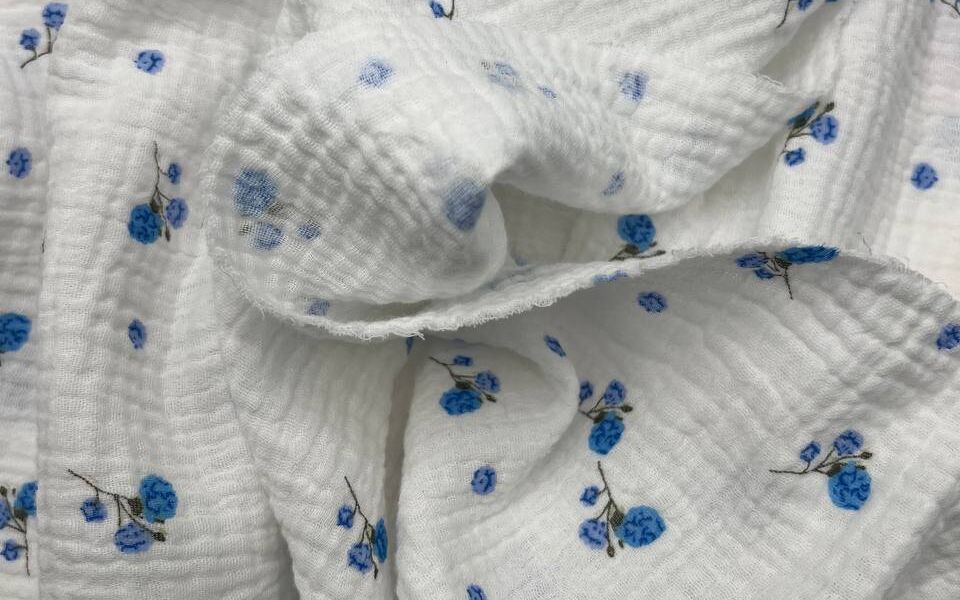 Tkanina Muślin bawełniany drobne niebieskie kwiaty 2