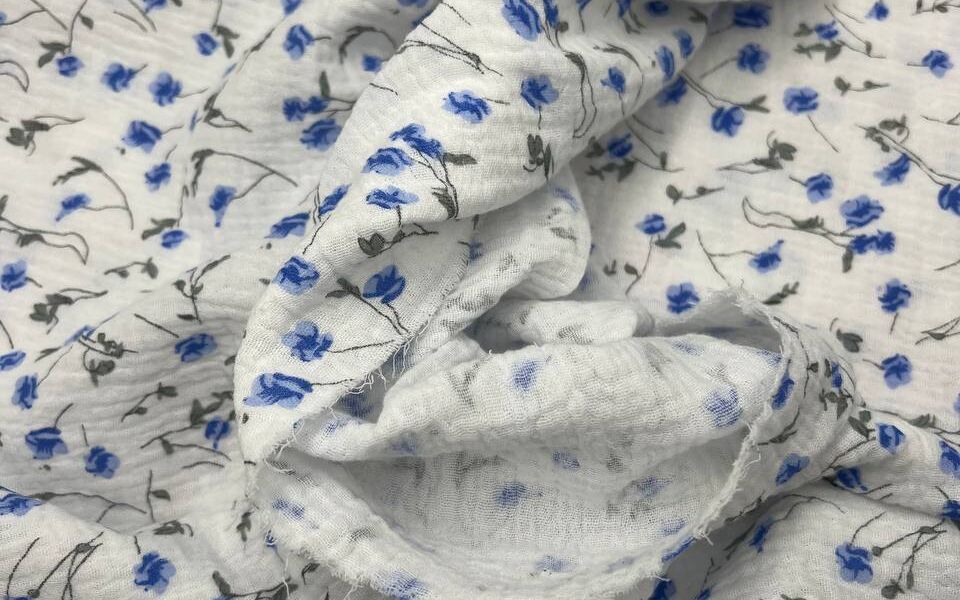 Tkanina Muślin bawełniany drobne niebieskie kwiaty 1